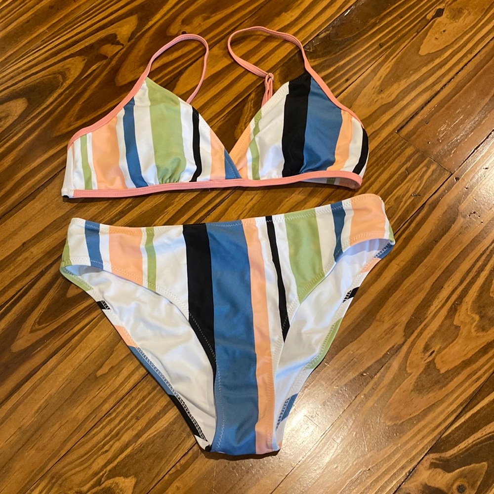 *NWOT* CUPSHE Women’s Medium Striped Bikini